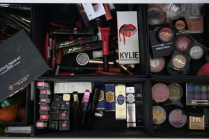 Lees meer over het artikel Make-Up Stash Kim Kardashian West vs Reena Jagram