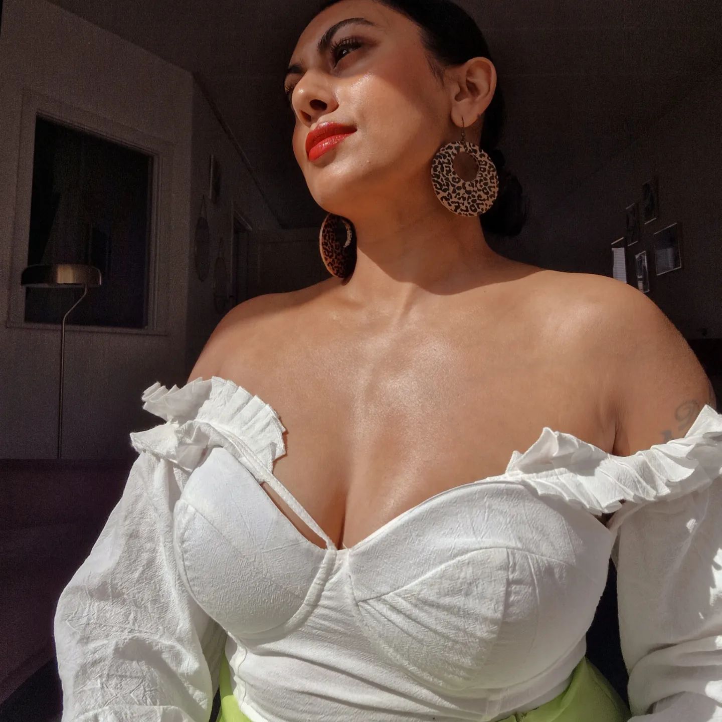 Hey, how you doing? 

Ruffle off shoulder top from @sheinofficial 
Use code HRS301 for 15% extra off.
#SHEIN #SHEIN24hrs #SHEINgals 
Search ID 10204719