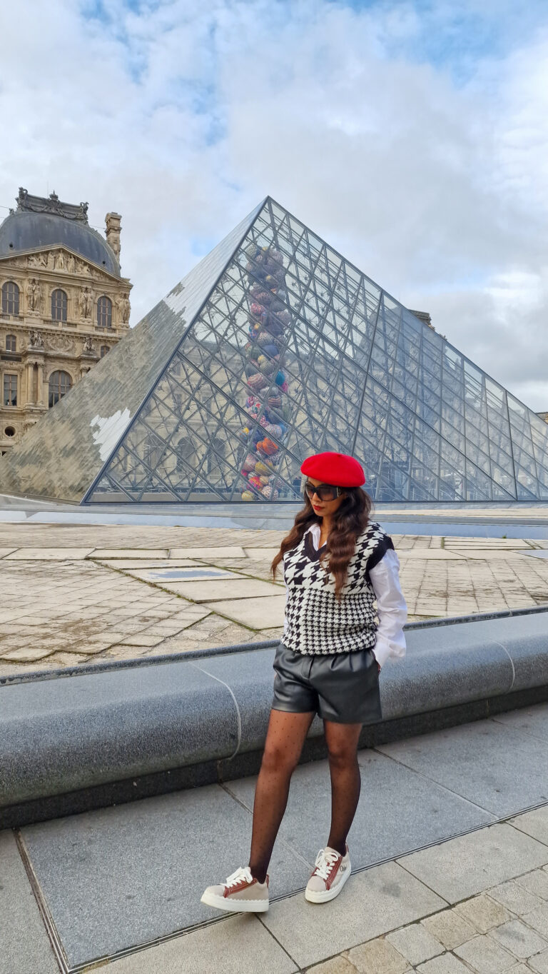 Louvre photo hotspot Paris